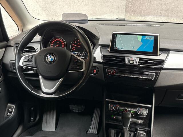 BMW 2-SERIE Active Tourer 218i High Executive Automaat (GROOT NAVI, HEAD-UP DISPLAY, CLIMATE, LEDER, STOELVERWARMING, CAMERA, SPORTSTOELEN, GETINT GLAS, CRUISE, NIEUWE APK, NIEUWSTAAT)