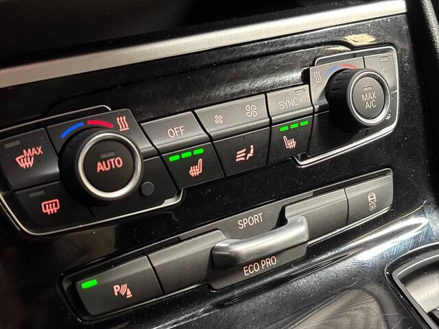 BMW 2-SERIE Active Tourer 218i High Executive Automaat (GROOT NAVI, HEAD-UP DISPLAY, CLIMATE, LEDER, STOELVERWARMING, CAMERA, SPORTSTOELEN, GETINT GLAS, CRUISE, NIEUWE APK, NIEUWSTAAT)