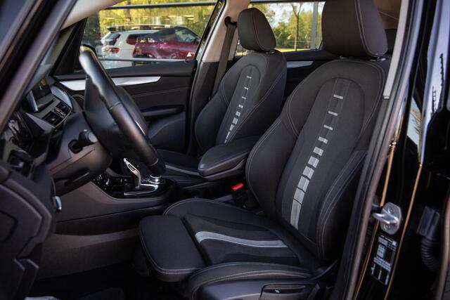 BMW 2-SERIE Active Tourer 218i High Executive , Trekhaak, Navigatie, Stoelverwarming,