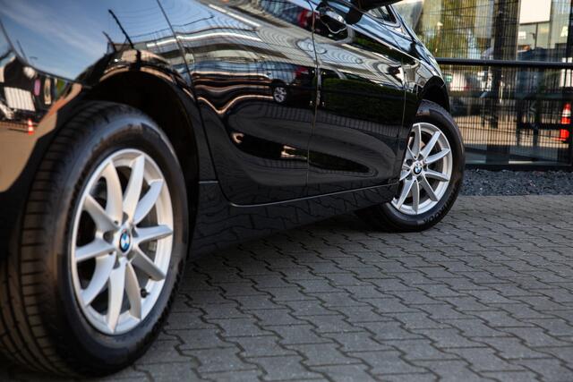 BMW 2-SERIE Active Tourer 218i High Executive , Trekhaak, Navigatie, Stoelverwarming,