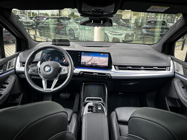BMW 2-SERIE Active Tourer 218i Automaat / Trekhaak / Panoramadak / Sportstoelen / Comfort Access / Head-Up / Harman-Kardon / Stoelverwarming
