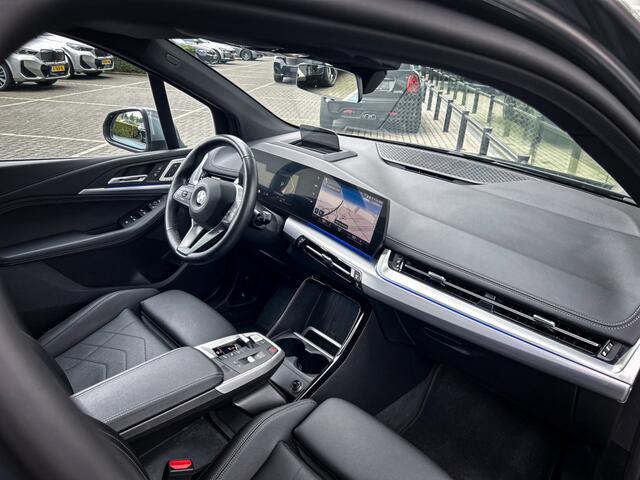 BMW 2-SERIE Active Tourer 218i Automaat / Trekhaak / Panoramadak / Sportstoelen / Comfort Access / Head-Up / Harman-Kardon / Stoelverwarming