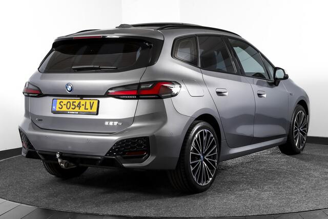 BMW 2-SERIE Active Tourer 225e xDrive 245 PK M-Sport - Automaat Org. NL | S/K-Panodak | Shadow Line | Innovation Pakket | Dig. Cockpit | Adapt. Cruise | 360 Camera | NAV + App. Connect | ECC | Elek. Klep | Elek. Trekhaak | LM19" |