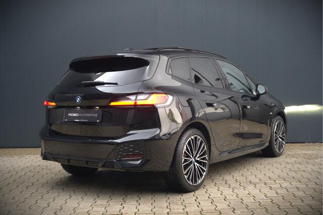 BMW 2-SERIE Active Tourer M Sport 225e xDrive | Panoramadak | Harman Kardon | Individual | Head-Up Display | 360 Camera | Keyless | Cruise Control | Navigatie Prof. | Elek. Achterklep | Ambiance Verlichting | Fabrieksgarantie