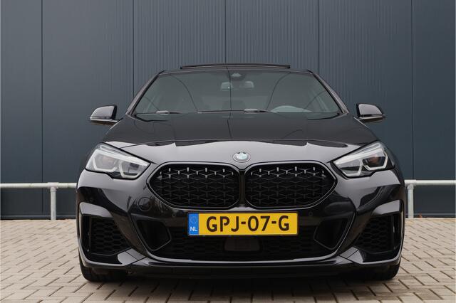 BMW 2-SERIE Gran Coupé M235i xDrive High Executive 306pk | Pano | ACC | Harman Kardon | Head-up Display | Keyless | 19 Inch | Stoelverwarming | Elektr. verst. stoelen | M-Sport Plus
