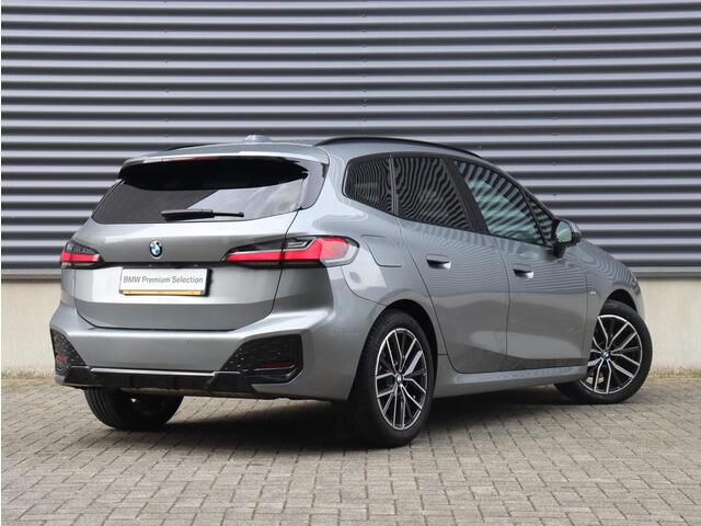 BMW 2-SERIE Active Tourer 220i | M Sportpakket | Panodak | Trekhaak | Head-Up | Harman Kardon | Comfort Access | Parking Assistant Plus | 18'' LMV