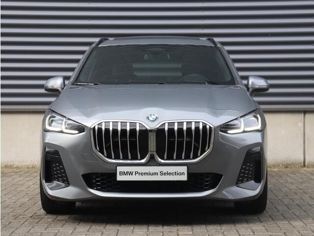 BMW 2-SERIE Active Tourer 220i | M Sportpakket | Panodak | Trekhaak | Head-Up | Harman Kardon | Comfort Access | Parking Assistant Plus | 18'' LMV