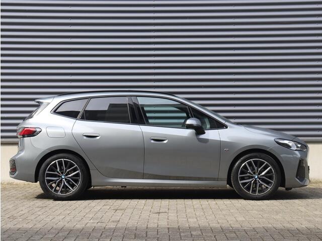 BMW 2-SERIE Active Tourer 220i | M Sportpakket | Panodak | Trekhaak | Head-Up | Harman Kardon | Comfort Access | Parking Assistant Plus | 18'' LMV