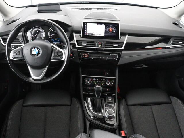 BMW 2-SERIE Active Tourer 225xe iPerformance Sport Line | SOH 88,1% | Panoramadak | Stoelverwarming | Harman/Kardon | Carplay | Sportstoelen | Head-Up | Camera | Navigatie | DAB | Park Assist | PHEV | Plug In
