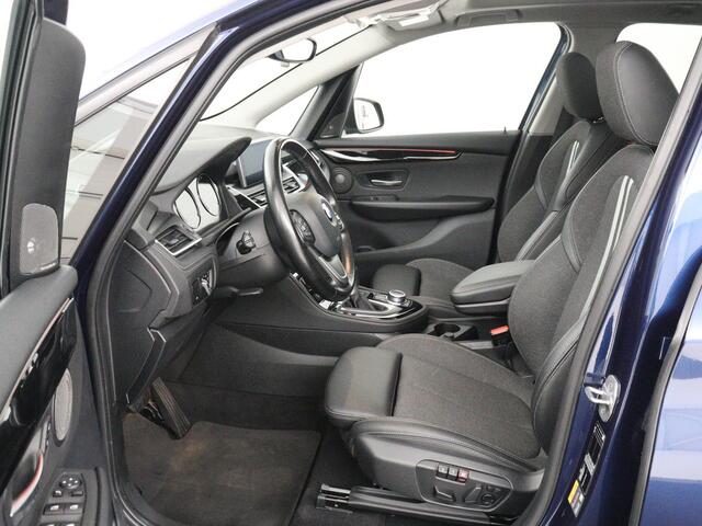 BMW 2-SERIE Active Tourer 225xe iPerformance Sport Line | SOH 88,1% | Panoramadak | Stoelverwarming | Harman/Kardon | Carplay | Sportstoelen | Head-Up | Camera | Navigatie | DAB | Park Assist | PHEV | Plug In