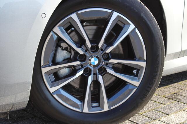 BMW 2-SERIE Active Tourer 220i M Sport Automaat / Trekhaak / Achteruitrijcamera / Adaptieve LED / Comfort Access / M Adaptief onderstel / Parking Assistant / Stoelverwarming