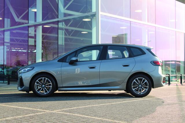 BMW 2-SERIE Active Tourer 220i M Sport Automaat / Trekhaak / Achteruitrijcamera / Adaptieve LED / Comfort Access / M Adaptief onderstel / Parking Assistant / Stoelverwarming