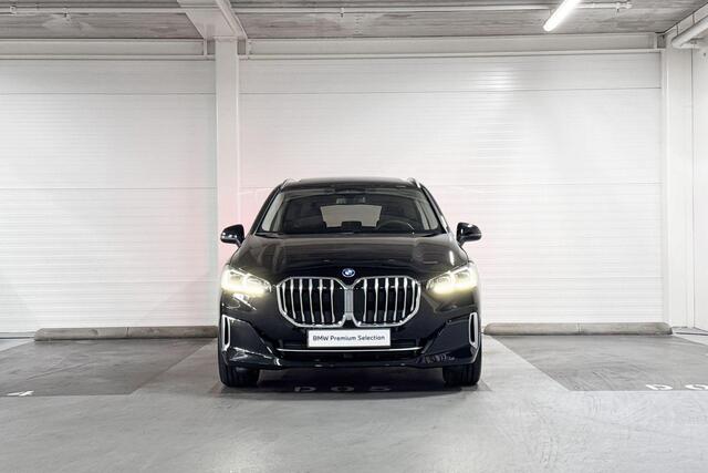 BMW 2-SERIE Active Tourer 225e xDrive | Luxury Line | Comfort Access | Comfort Pack | Driving Assistant Plus | Panoramadak | Trekhaak | Stuurwielverwarming | Huisselectie