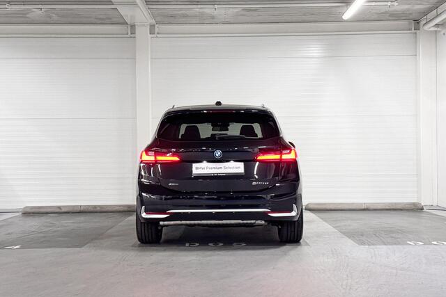 BMW 2-SERIE Active Tourer 225e xDrive | Luxury Line | Comfort Access | Comfort Pack | Driving Assistant Plus | Panoramadak | Trekhaak | Stuurwielverwarming | Huisselectie