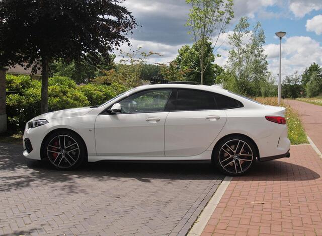 BMW 2-SERIE Gran Coupé 218i High Executive Edition | M-Performance Pakket | Panoramadak | Camera | Trekhaak | Sfeerverlichting | Apple Carplay |