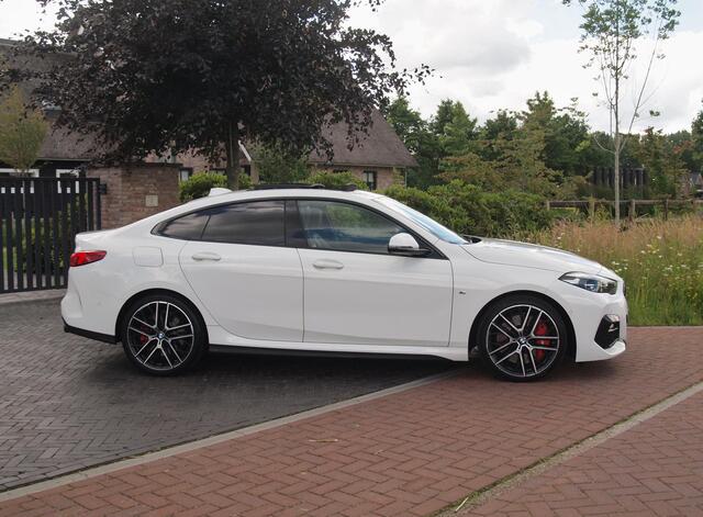 BMW 2-SERIE Gran Coupé 218i High Executive Edition | M-Performance Pakket | Panoramadak | Camera | Trekhaak | Sfeerverlichting | Apple Carplay |