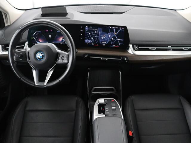 BMW 2-SERIE Active Tourer 225e xDrive Luxury Line | SOH 95,1% | Trekhaak | Leder | Full LED | Head Up| Keyless | Navigatie | Carplay | 17" | Stoelverwarming | 360 Camera | Adaptive Cruise