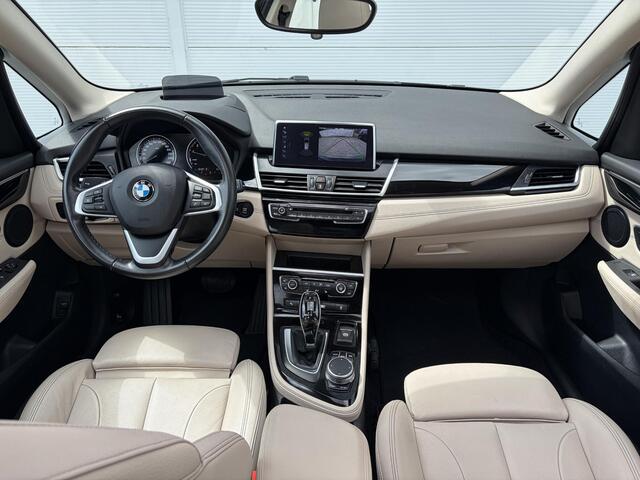 BMW 2-SERIE Active Tourer 218i High Executive / Trekhaak ( 1300 kg ) / Parking Pack / Panorama dak /