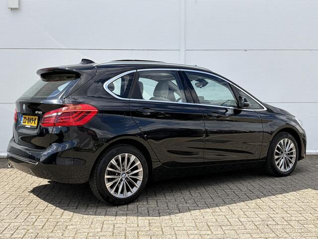 BMW 2-SERIE Active Tourer 218i High Executive / Trekhaak ( 1300 kg ) / Parking Pack / Panorama dak /