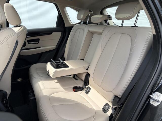 BMW 2-SERIE Active Tourer 218i High Executive / Trekhaak ( 1300 kg ) / Parking Pack / Panorama dak /