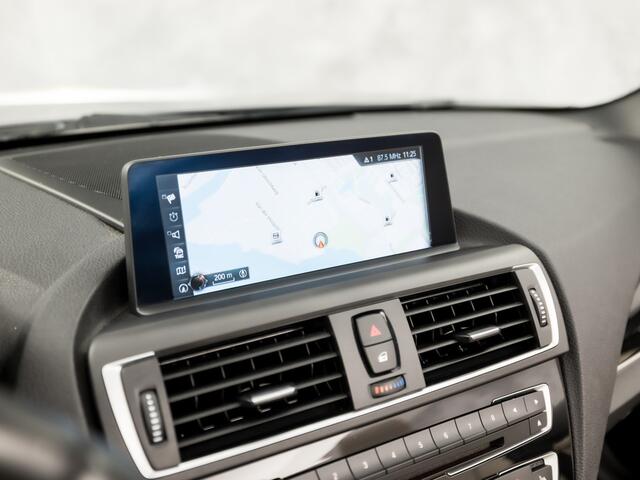 BMW 2-SERIE 218i M Sport High Executive Automaat (GROOT NAVI, M PAKKET, DEALER ONDERHOUDEN, LEDER, STOELVERWARMING, SPORTSTOELEN, WINDSCHERM, XENON, NIEUWE APK, NIEUWSTAAT)