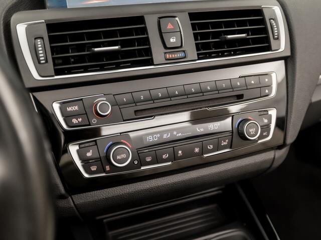 BMW 2-SERIE 218i M Sport High Executive Automaat (GROOT NAVI, M PAKKET, DEALER ONDERHOUDEN, LEDER, STOELVERWARMING, SPORTSTOELEN, WINDSCHERM, XENON, NIEUWE APK, NIEUWSTAAT)