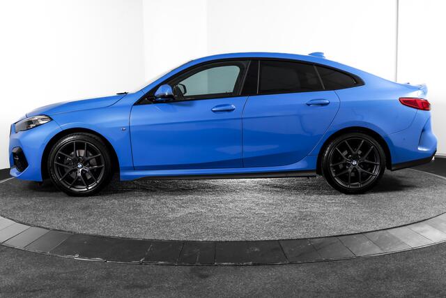 BMW 2-SERIE Gran Coupé 218i 136 PK Executive Edition M-Sport Orig. NL | Dig. Cockpit | Head-Up | Cruise | Stoel-+Stuurverw. | PDC | Camera | NAV+App. Connect | ECC | Trekhaak | LM 18" |