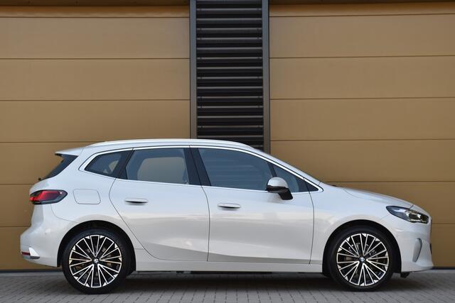 BMW 2-SERIE Active Tourer 220i * Panoramadak * Sportstoel * Stoelmemory * Trekhaak *