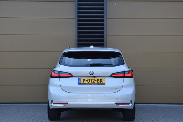 BMW 2-SERIE Active Tourer 220i * Panoramadak * Sportstoel * Stoelmemory * Trekhaak *