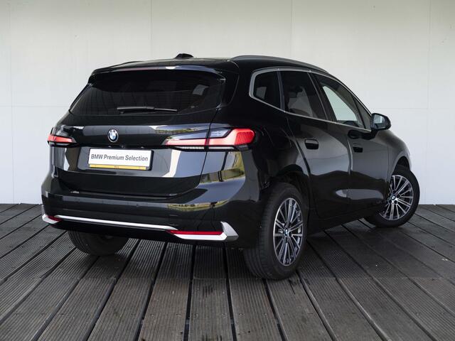 BMW 2-SERIE Active Tourer 218i | Luxury Line | Premium Pack | Comfort Pack | 17 inch | Comfort Access | Achteruitrijcamera | Sportstoelen | Trekhaak