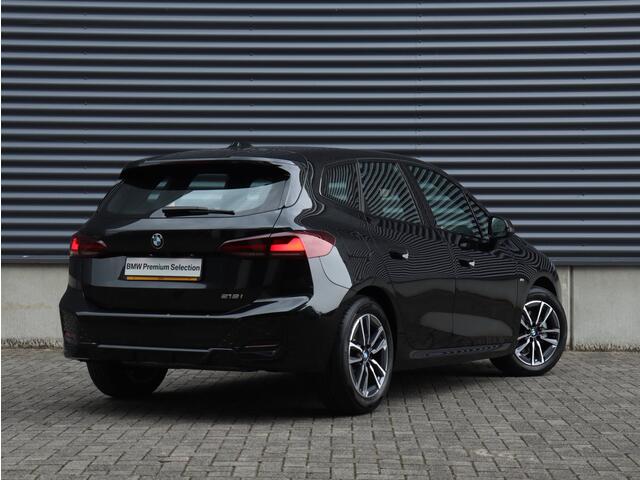 BMW 2-SERIE Active Tourer 218i | M Sportpakket | Trekhaak | Climate Control | Adaptief M Onderstel | Camera | Sportstoelen | LED | 17'' LMV | Lentevoordeel