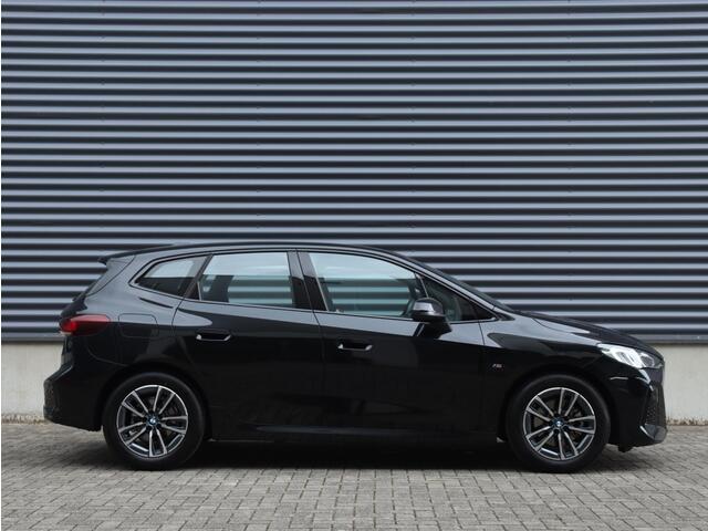 BMW 2-SERIE Active Tourer 218i | M Sportpakket | Trekhaak | Climate Control | Adaptief M Onderstel | Camera | Sportstoelen | LED | 17'' LMV | Lentevoordeel