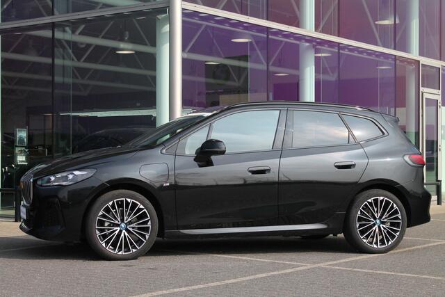 BMW 2-SERIE Active Tourer 225e xDrive Automaat / Panoramadak / Trekhaak / Adaptief M Onderstel / Sportstoelen / Stoelverwarming / Parking Assistant Plus / Head-Up / Adaptieve LED