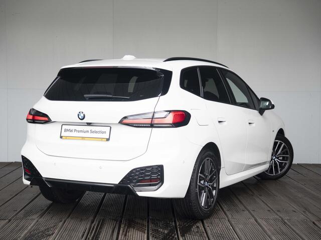 BMW 2-SERIE Active Tourer 218i | M Sportpakket | Innovation Pack | Travel Pack | 18 inch | Stuurwielverwarming | Comfort Access | Driving Assistant Plus | Head Up Display | Harman Kardon | Trekhaak