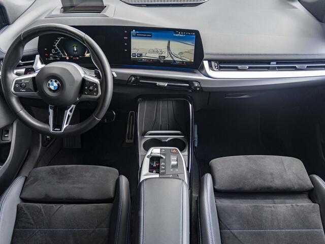 BMW 2-SERIE Active Tourer 218i | M Sportpakket | Innovation Pack | Travel Pack | 18 inch | Stuurwielverwarming | Comfort Access | Driving Assistant Plus | Head Up Display | Harman Kardon | Trekhaak