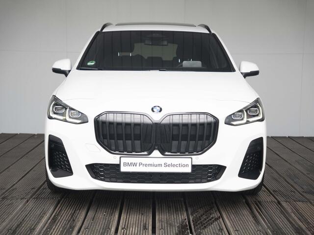 BMW 2-SERIE Active Tourer 218i | M Sportpakket | Innovation Pack | Travel Pack | 18 inch | Stuurwielverwarming | Comfort Access | Driving Assistant Plus | Head Up Display | Harman Kardon | Trekhaak