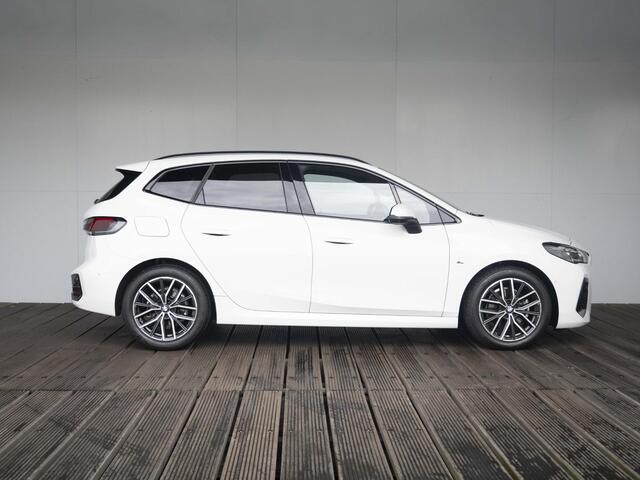 BMW 2-SERIE Active Tourer 218i | M Sportpakket | Innovation Pack | Travel Pack | 18 inch | Stuurwielverwarming | Comfort Access | Driving Assistant Plus | Head Up Display | Harman Kardon | Trekhaak