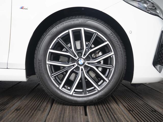 BMW 2-SERIE Active Tourer 218i | M Sportpakket | Innovation Pack | Travel Pack | 18 inch | Stuurwielverwarming | Comfort Access | Driving Assistant Plus | Head Up Display | Harman Kardon | Trekhaak
