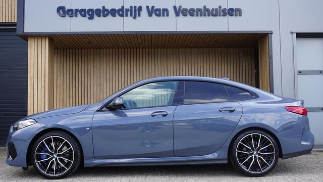 BMW 2-SERIE Gran Coupé 218i 140pk M-sport High Executive Shadow Line Virtual M-sport Seats Stuurwielverw LED 19 inch DAB LM *NL auto* Cruise Leder Pdc *2de eign*