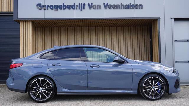 BMW 2-SERIE Gran Coupé 218i 140pk M-sport High Executive Shadow Line Virtual M-sport Seats Stuurwielverw LED 19 inch DAB LM *NL auto* Cruise Leder Pdc *2de eign*