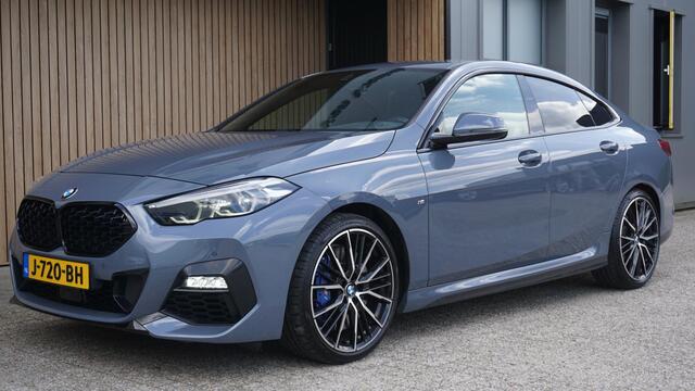 BMW 2-SERIE Gran Coupé 218i 140pk M-sport High Executive Shadow Line Virtual M-sport Seats Stuurwielverw LED 19 inch DAB LM *NL auto* Cruise Leder Pdc *2de eign*