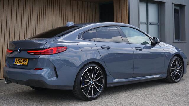 BMW 2-SERIE Gran Coupé 218i 140pk M-sport High Executive Shadow Line Virtual M-sport Seats Stuurwielverw LED 19 inch DAB LM *NL auto* Cruise Leder Pdc *2de eign*