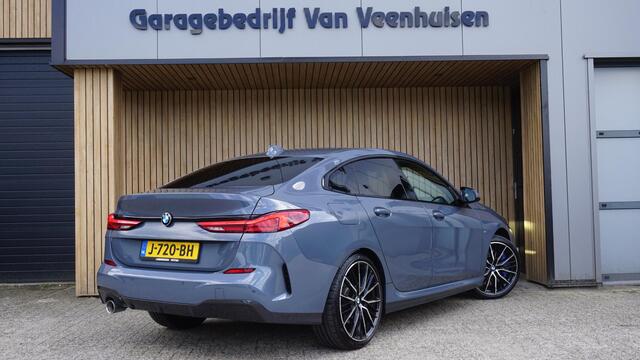 BMW 2-SERIE Gran Coupé 218i 140pk M-sport High Executive Shadow Line Virtual M-sport Seats Stuurwielverw LED 19 inch DAB LM *NL auto* Cruise Leder Pdc *2de eign*