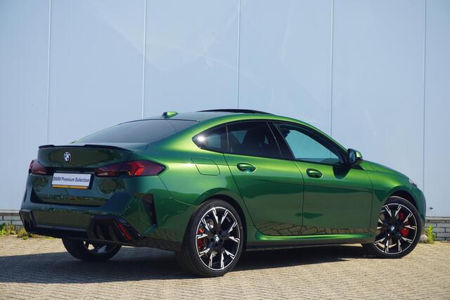 BMW 2-SERIE Gran Coupé 220 | M Sportpakket Pro | Panoramadak | Harman Kardon | Stuurwielrand verwarmd | Trekhaak