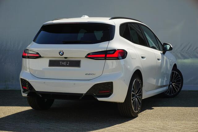 BMW 2-SERIE Active Tourer 220i | M Sportpakket | Panoramadak | Trekhaak | Harman Kardon | Driving Assistant