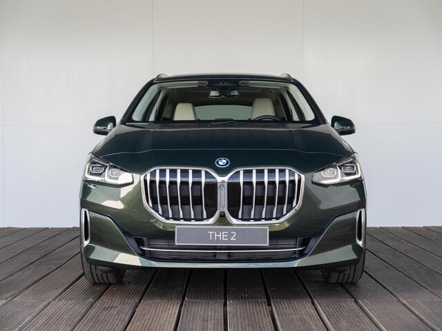 BMW 2-SERIE Active Tourer 225e xDrive | Luxury Line | Panoramadak | Elektrisch verstelbare stoelen | Head-Up Display | Trekhaak
