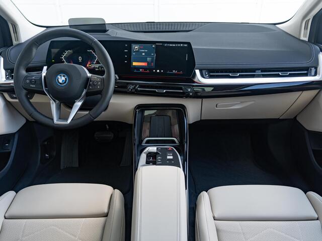 BMW 2-SERIE Active Tourer 225e xDrive | Luxury Line | Panoramadak | Elektrisch verstelbare stoelen | Head-Up Display | Trekhaak