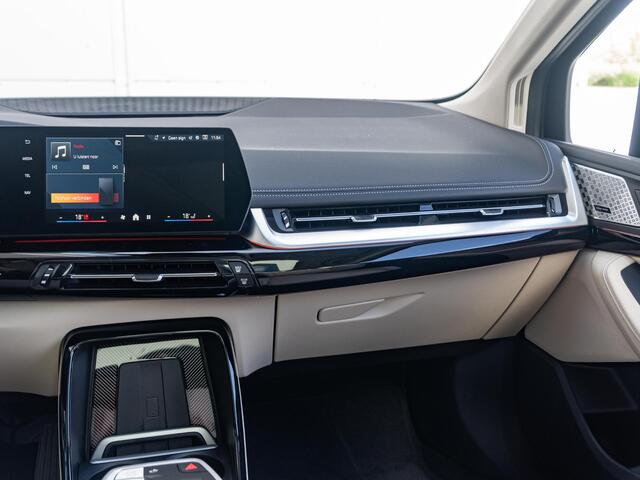 BMW 2-SERIE Active Tourer 225e xDrive | Luxury Line | Panoramadak | Elektrisch verstelbare stoelen | Head-Up Display | Trekhaak