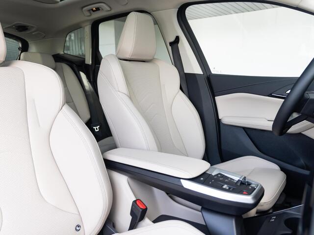 BMW 2-SERIE Active Tourer 225e xDrive | Luxury Line | Panoramadak | Elektrisch verstelbare stoelen | Head-Up Display | Trekhaak