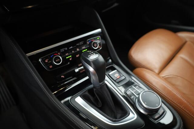 BMW 2-SERIE Active Tourer 218i Luxury High Ex. | Rijklaar! | Orig. NL | Trekhaak | HUD | Memory | Camera+PDC | Stoelverw. | Leder | Nav | Cruise | Keyless | LED | 17'' V